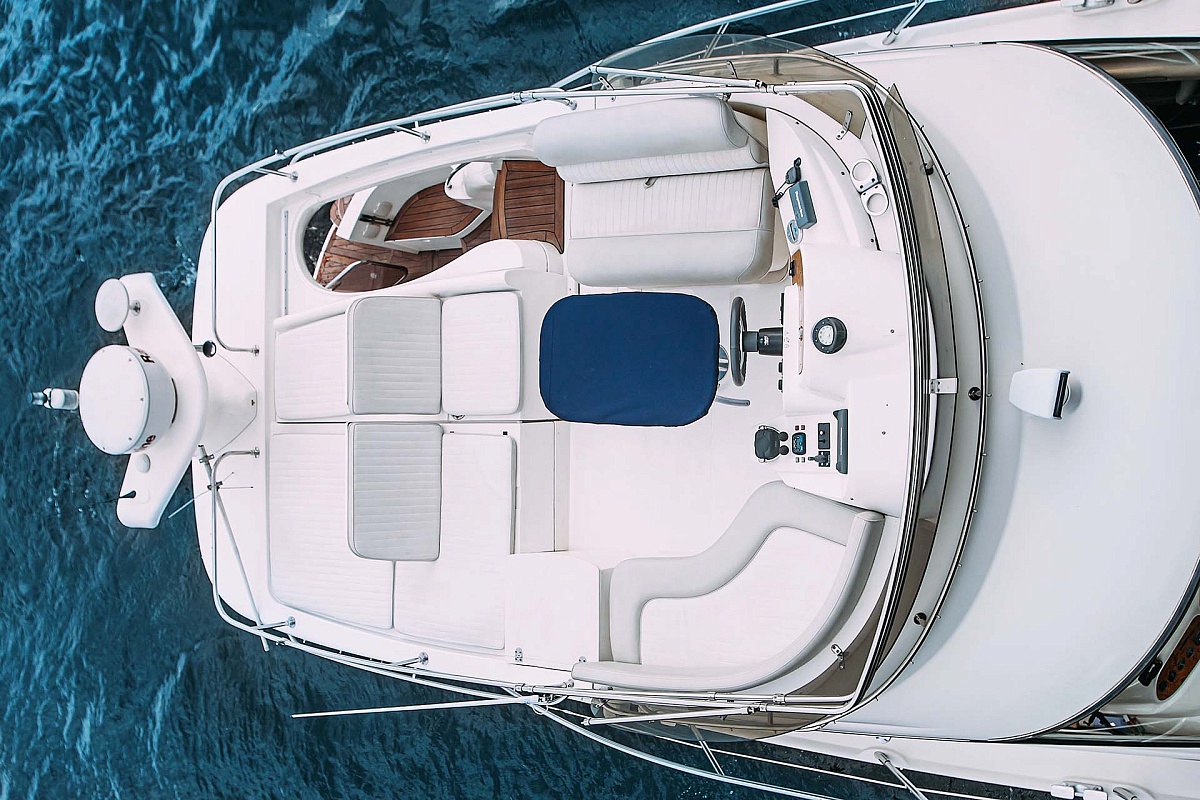 Аренда моторной яхты Sealine 39 АМО в Санкт-Петербурге